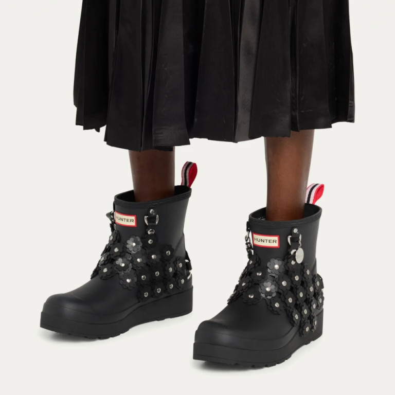 Noir Kei Ninomiya Rubber Flower-Cuff Ankle Boots