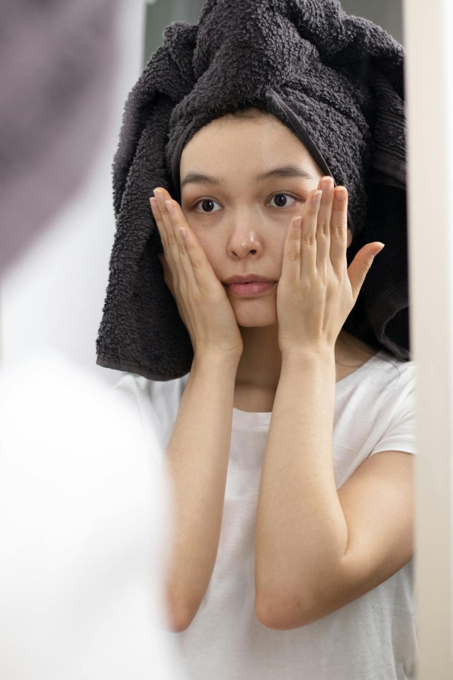 A women in front of the mirror